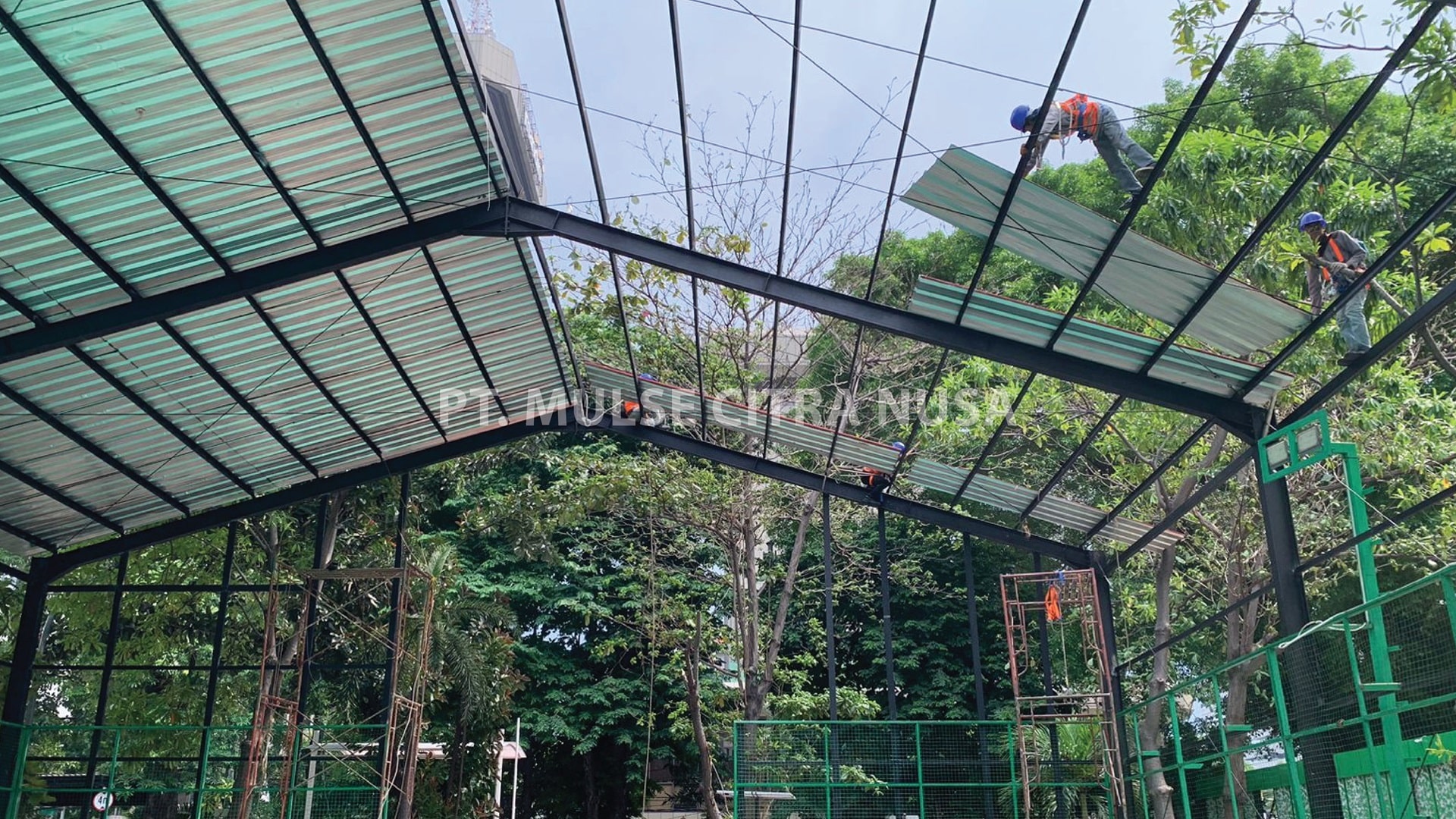 Pembuatan Atap Lapangan