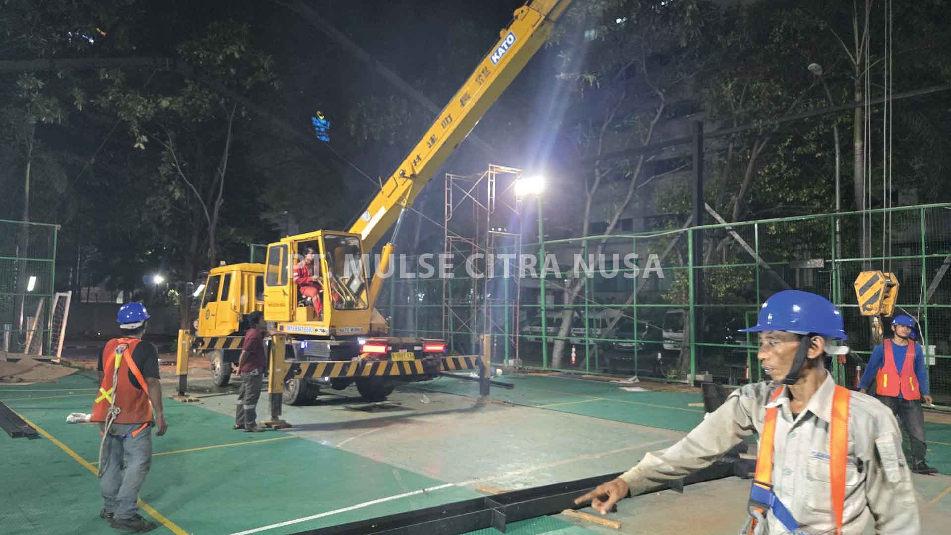 Pembuatan Atap Lapangan
